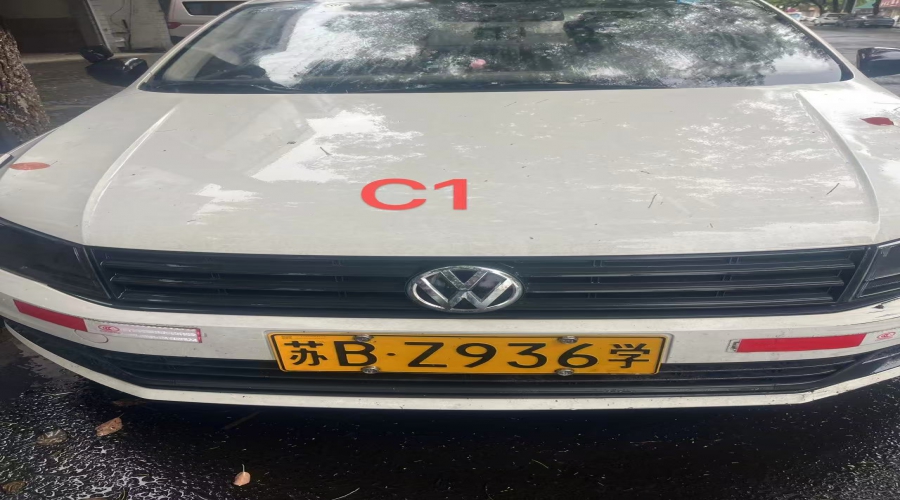 科目二考試中倒車入庫最難考！對(duì)此，網(wǎng)友向大家分享了一些自己與同期學(xué)員一起總結(jié)出來的倒車入庫考試注意事項(xiàng)，希望你早日拿到駕照！